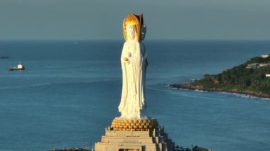 Hainan Adası, Çin 'deki Nanshan Tapınağı' ndaki deniz kıyısındaki merhamet tanrıçası heykeli..