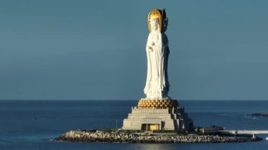 Hainan Adası, Çin 'deki Nanshan Tapınağı' ndaki deniz kıyısındaki merhamet tanrıçası heykeli..