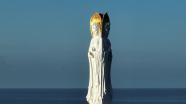 Hainan Adası, Çin 'deki Nanshan Tapınağı' ndaki deniz kıyısındaki merhamet tanrıçası heykeli..