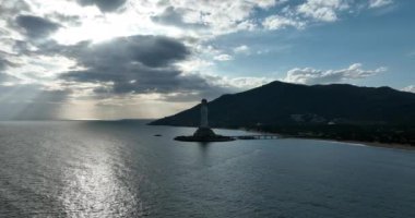 Hainan Adası, Çin 'deki Nanshan Tapınağı' ndaki deniz kıyısındaki merhamet tanrıçası heykeli..