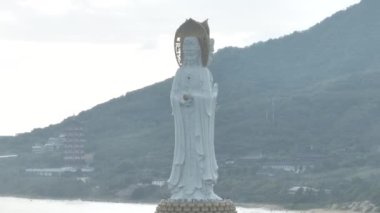 Hainan Adası, Çin 'deki Nanshan Tapınağı' ndaki deniz kıyısındaki merhamet tanrıçası heykeli..