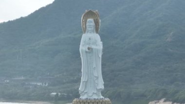 Hainan Adası, Çin 'deki Nanshan Tapınağı' ndaki deniz kıyısındaki merhamet tanrıçası heykeli..