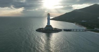 Hainan Adası, Çin 'deki Nanshan Tapınağı' ndaki deniz kıyısındaki merhamet tanrıçası heykeli..
