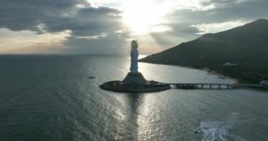 Hainan Adası, Çin 'deki Nanshan Tapınağı' ndaki deniz kıyısındaki merhamet tanrıçası heykeli..