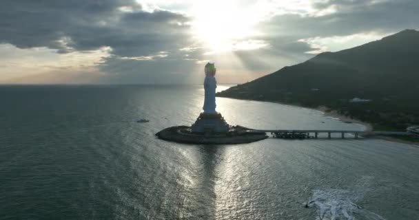 海南省海南岛南山寺庙海滨的慈悲女神雕像 — 图库视频影像
