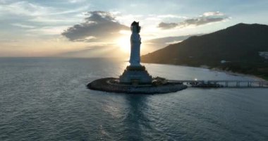 Hainan Adası, Çin 'deki Nanshan Tapınağı' ndaki deniz kıyısındaki merhamet tanrıçası heykeli..
