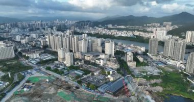 Şehrin hava manzarası, suları olan modern binalar.