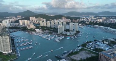 Şehrin hava manzarası, suları olan modern binalar.