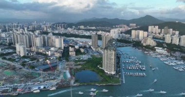 Şehrin hava manzarası, suları olan modern binalar.