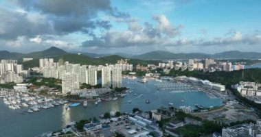 Şehrin hava manzarası, suları olan modern binalar.