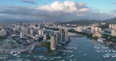 Şehrin hava manzarası, suları olan modern binalar.