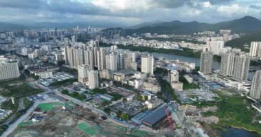 Şehrin hava manzarası, suları olan modern binalar.