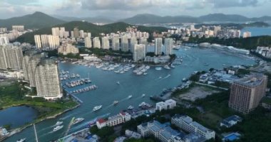 Şehrin hava manzarası, suları olan modern binalar.