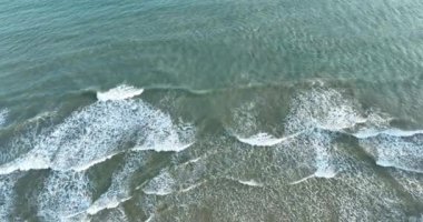 Dalgalarla dolu güzel bir deniz manzarası