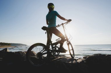 Güneşin doğduğu sahil yolunda bisiklet sürüyorum.