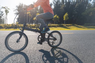 Güneşli sahil yolunda bisiklet sürüyorum.