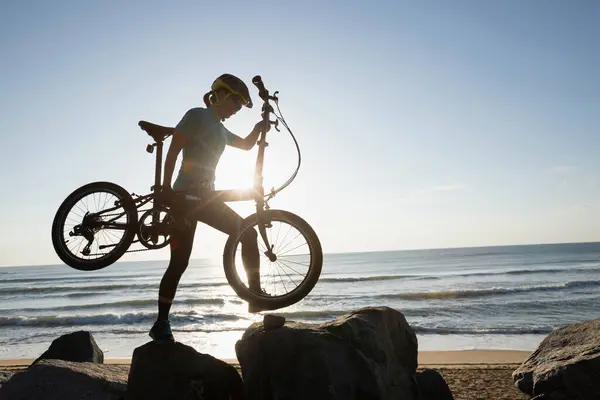 Mulher Tomando Uma Bicicleta Dobrável Nascer Sol Estrada Beira Mar — Fotografia de Stock