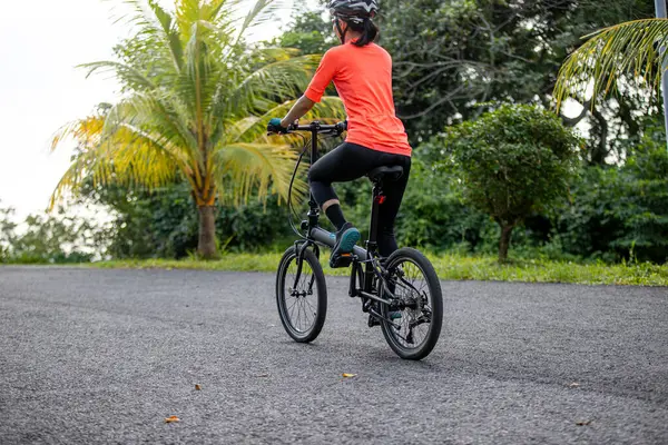 Tropikal Yolda Katlanan Bisiklete Binmek — Stok fotoğraf