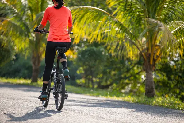Cavalgando Bicicleta Dobrável Estrada Tropical — Fotografia de Stock