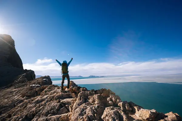 Kobieta Turysta Cieszyć Się Widokiem Szczyt Urwiska Brzegu Jeziora — Zdjęcie stockowe
