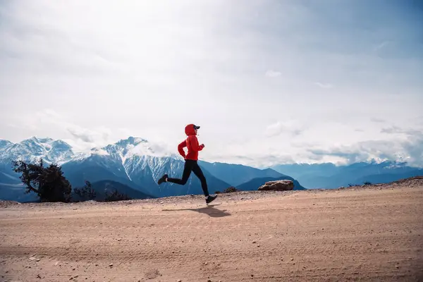 Mujer Trail Runner Cross Country Running High Altitude Mountains — Foto de Stock