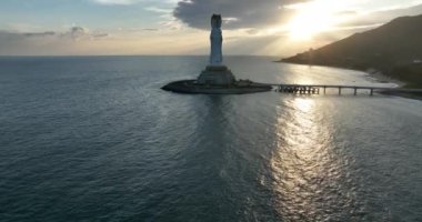 Hainan Adası, Çin 'deki Nanshan Tapınağı' ndaki deniz kıyısındaki merhamet tanrıçası heykeli..