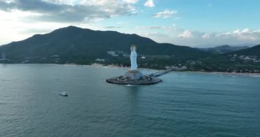 Hainan Adası, Çin 'deki Nanshan Tapınağı' ndaki deniz kıyısındaki merhamet tanrıçası heykeli..