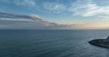 Deniz manzarasında gün doğumunun hava görüntüleri.