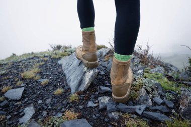 Yüksek irtifada yürüyüş yapan bacaklar.