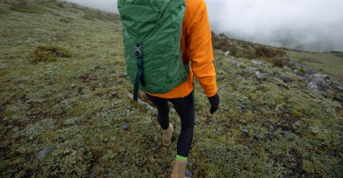 Yüksek irtifada yürüyen kadın.