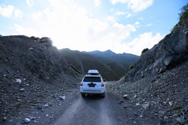 Yüksek rakımlı dağ yolunun tepesindeki off-road vagonu, Çin