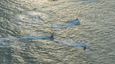 Güneş doğarken güzel deniz suyu manzarası
