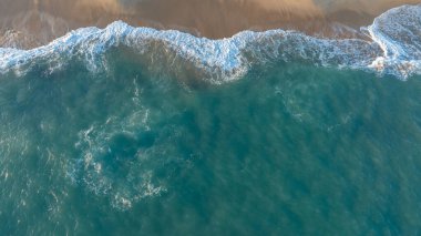 Güzel sahil ve deniz manzarası