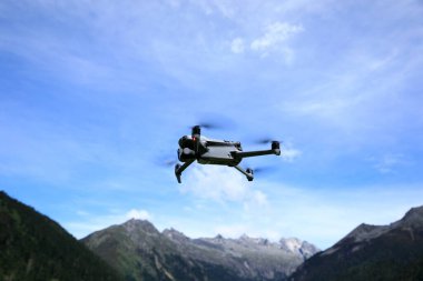 Yükseklerdeki dağlarda uçan dron.