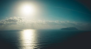 Güneşin doğuşundaki güzel deniz ve ada manzarası.