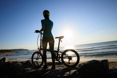Güneşin doğduğu sahil yolunda bisiklet sürüyorum.