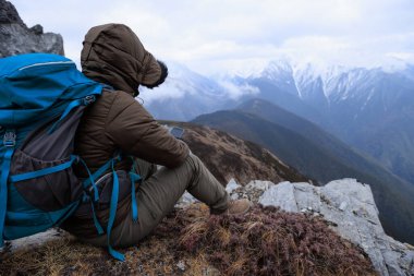 Başarılı kadın yürüyüşçü Tibet 'teki dağın tepesinde cep telefonu kullanıyor