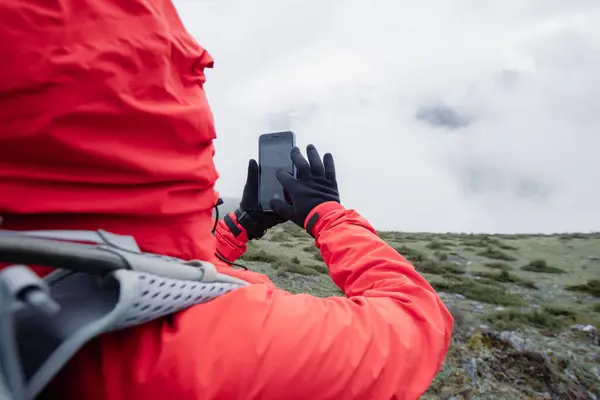 Mulher Caminhadas Usar Telefone Inteligente Tirar Fotos Montanhas Alta Altitude — Fotografia de Stock
