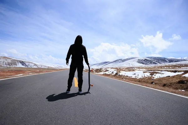 Skateboarder Skateboarding Snowy Country Road — Stock Photo, Image