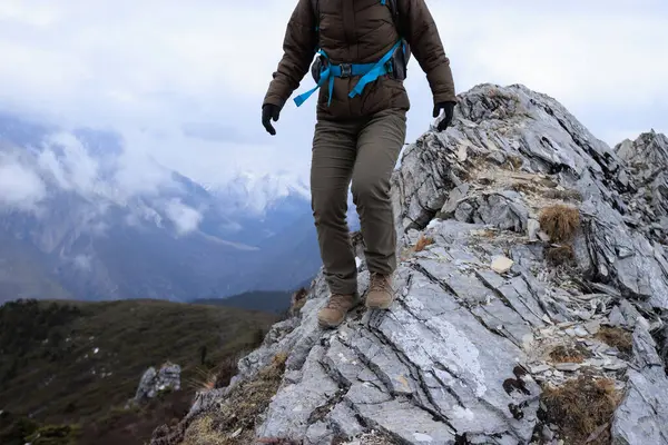Kvinna Vandrare Vandring Bergstopp Tibet — Stockfoto