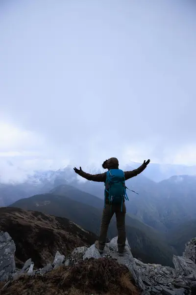Mujer Excursionista Disfrutar Vista Cima Montaña Acantilado Frente Las Montañas —  Fotos de Stock