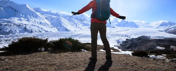 Kadın Yürüyüşçü Dağın Tepesindeki Uçurumun Kenarından Buzullu Dağlara Doğru Manzaranın — Stok fotoğraf