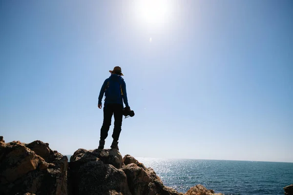Mujer Fotógrafa Disfrutar Vista Amanecer Rocas Junto Mar — Foto de Stock