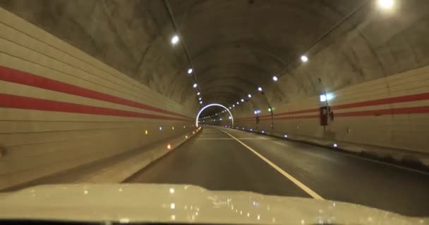 Yeraltı Tünelinde Işıklarla Giden Araba — Stok video