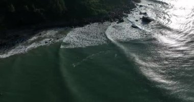 Güneşli bir günde dalgaların ve deniz yüzeyinin havadan görünüşü