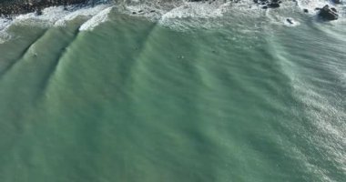 Güneşli bir günde dalgaların ve deniz yüzeyinin havadan görünüşü