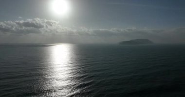 Deniz manzarasında gün doğumunun hava görüntüleri.