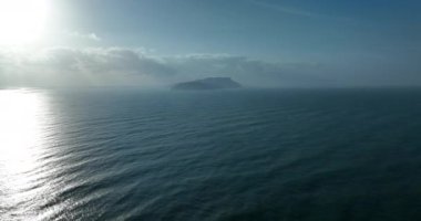 Deniz manzarasında gün doğumunun hava görüntüleri.