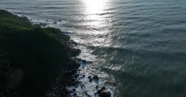 Kayalık deniz sahil güzel manzara