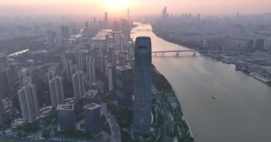 Günbatımında Hong Kong şehrinin hava görüntüsü.